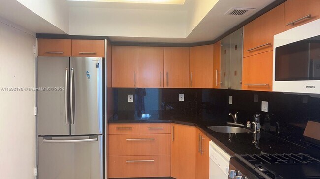 Building Photo - 2030 S Ocean Dr