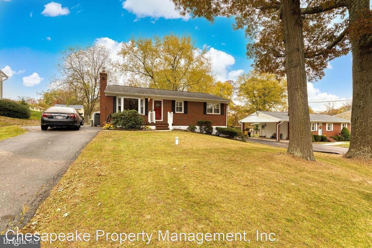 Foto principal - 3 br, 1 bath House - 213 Oak Drive