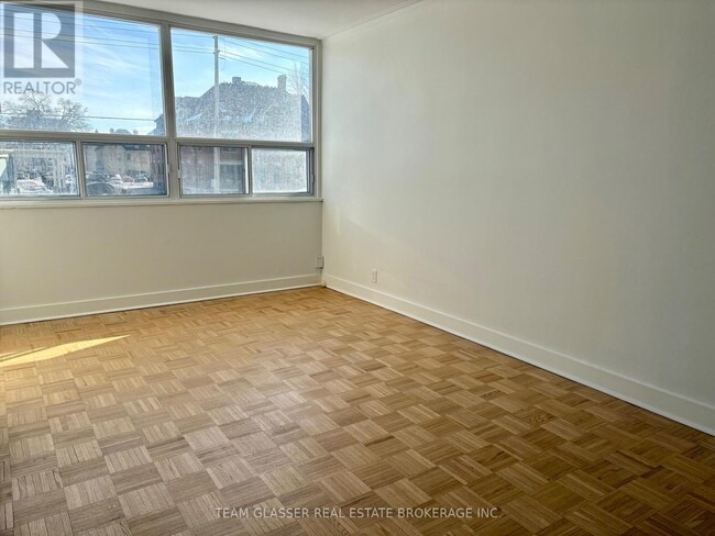 Building Photo - 396 Queens Ave