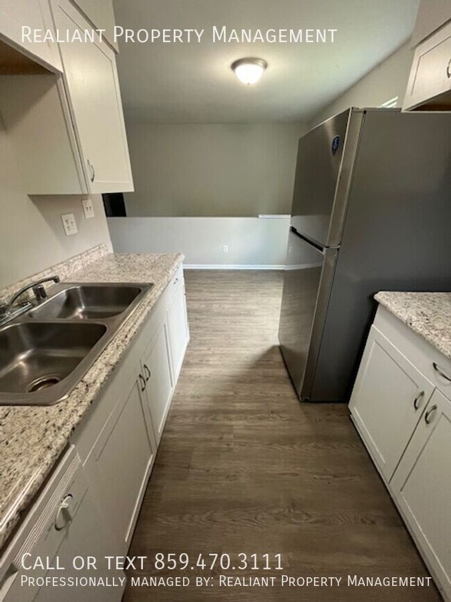 Foto del edificio - 487 Whispering Hills Dr