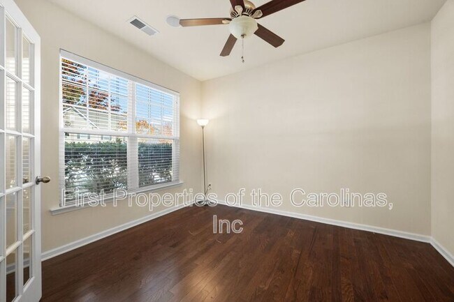 Foto del edificio - 6012 Thorburn Way