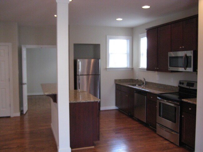 Building Photo - 1517 W Cary St