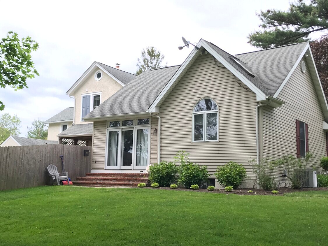 Primary Photo - 320 Greenhill Rd