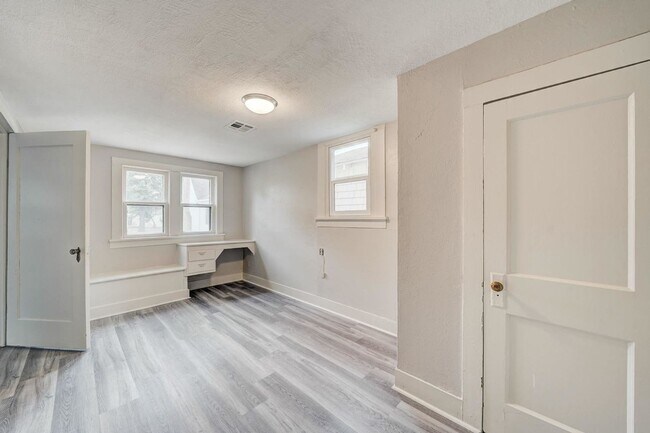 Building Photo - Great 2 Bedroom Cottage w/ Huge Fenced Yar...