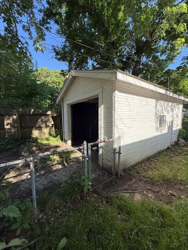 Foto del edificio - 1337 N Maple Ave