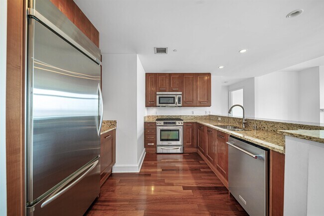 Foto del edificio - 8100 River Rd