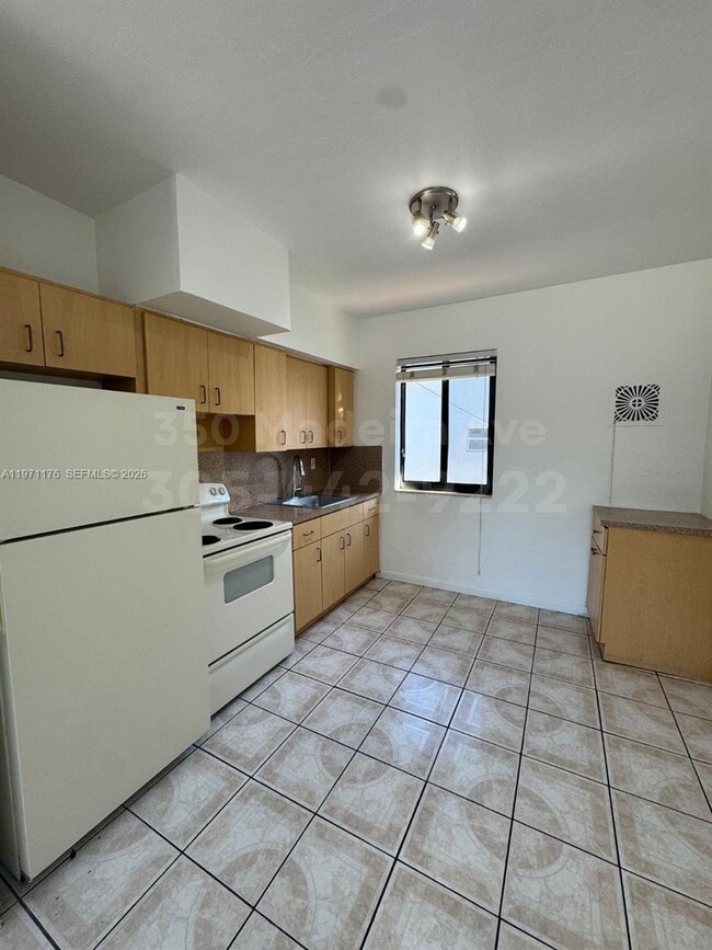 Foto del edificio - 350 Madeira Ave