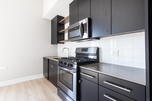 Building Photo - 941 W Belmont Ave