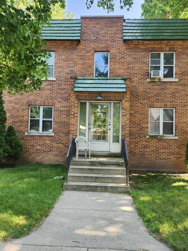Front entrance - 610 Sycamore St