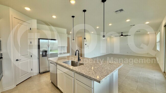 Foto del edificio - 24172 W Raymond St