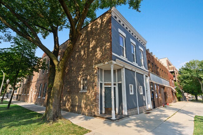 Building Photo - 2724 W Chicago Ave