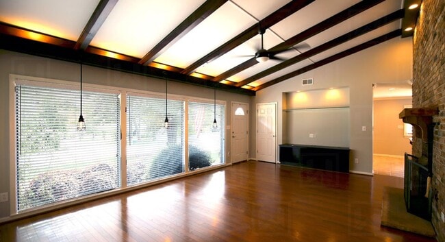 Foto del edificio - 3-Bedroom 3-Bath Executive Home in Mountain Brook