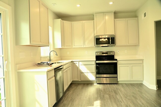 Building Photo - 1331 Darling Dr