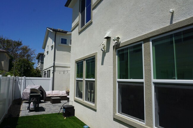 Foto del edificio - Stunning 4 Bedroom 3 Bath Plus Loft Home in Costa Mesa