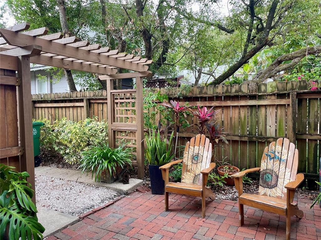 Foto principal - 807 1/2 S Fremont Ave