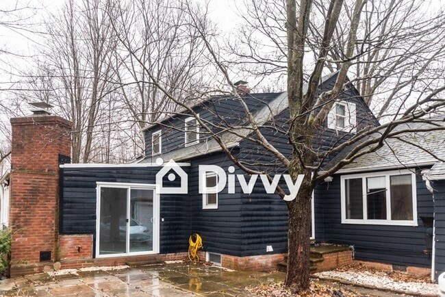 Building Photo - 145 N Strawberry Ln