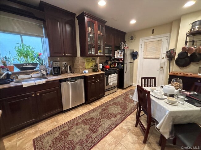 Building Photo - 30 Hicks Ln