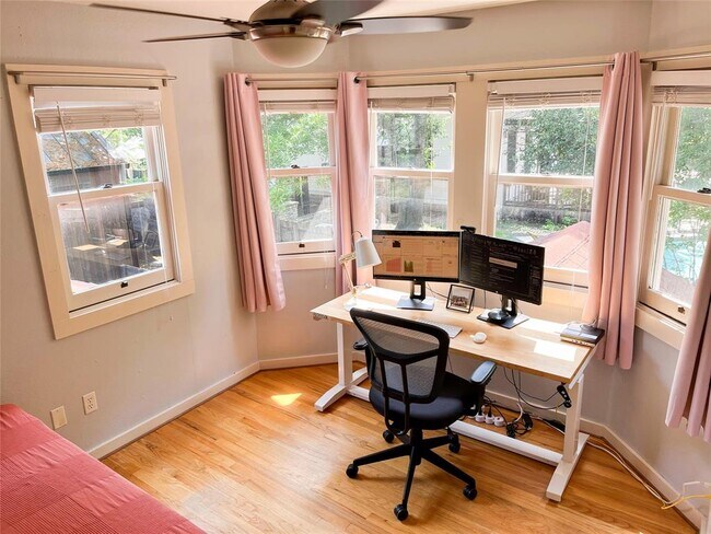 Foto del edificio - 2103 Nickerson St