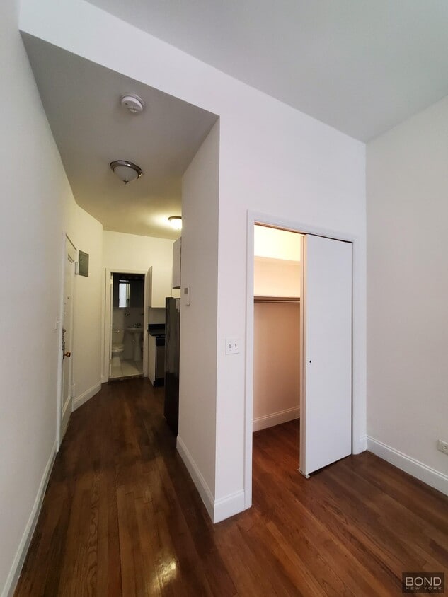 Building Photo - 228 E 89th St