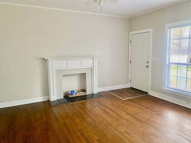 Building Photo - Charming 2-Bedroom Duplex for Lease – Sout...