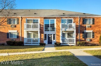 Building Photo - 2425 Torquay Ave