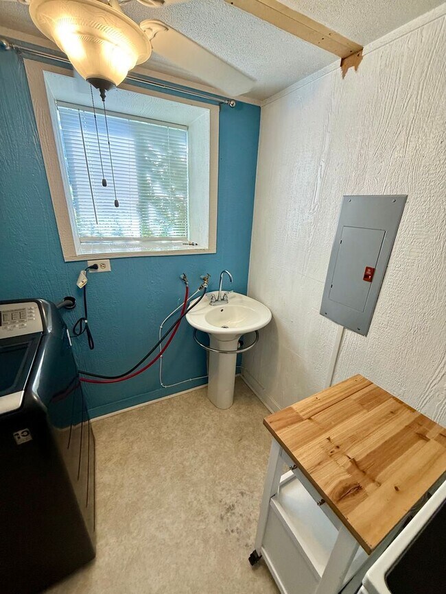 Foto del edificio - Spacious 3-Bedroom, 2-Bath Home with Bonus Living Space