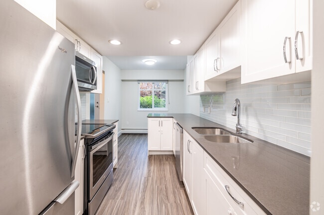 3BR, 2.5BA - 1,404SF - Kitchen - Twin Lakes