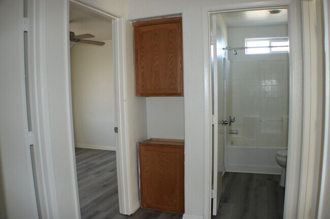 Building Photo - Move-In Ready 4BR/2BA with New Flooring, Fireplace & Spacious Kitchen