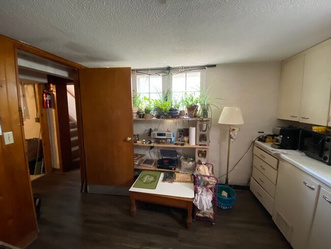 Building Photo - Spacious 1 bed, 1 bath basement close to I...
