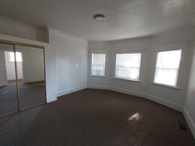 Building Photo - 862 37th St