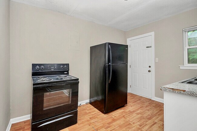 Building Photo - 2401 Celia Ave