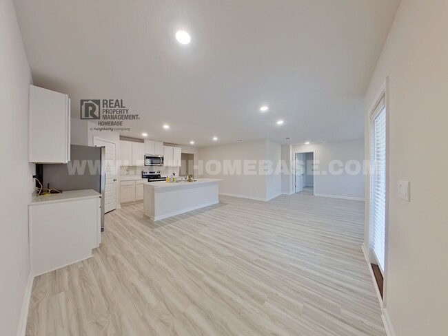 Foto del edificio - Brand-New 2024 Home with Privacy Fence, Co...