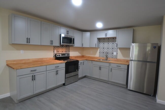 Foto del edificio - Updated and Charming 3 Bedroom 1.5 Bathroo...