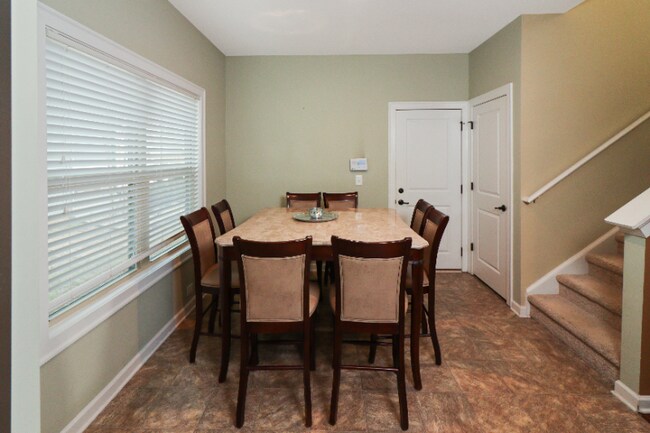Building Photo - 4010 Lake Manor Way