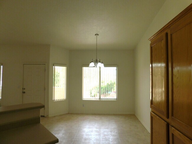 Dining Area/Entry - 517 W Mesquite Blvd