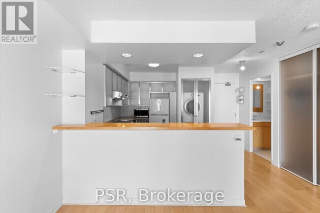 Photo du bâtiment - 801 King St W