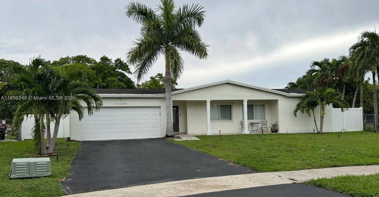 Foto principal - 10563 NW 4th St