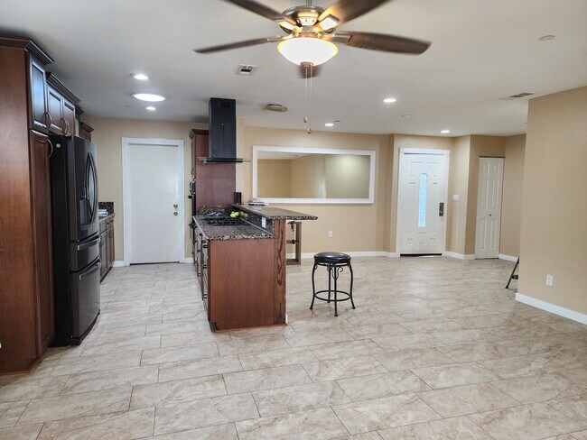 Foto del edificio - 504 Carlsbad St