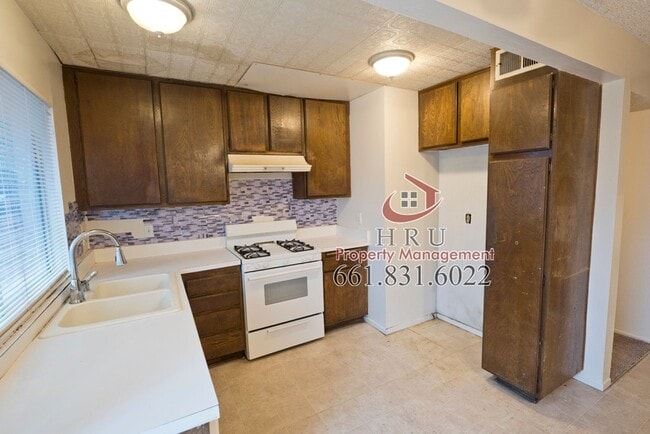 Building Photo - SW- condo 3bed-1.5 bath