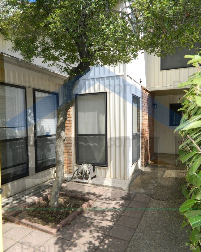 Foto del edificio - COMING SOON! Gorgeous 3+ Bed 2-Bath Townho...