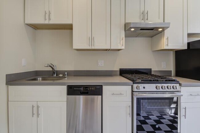 Building Photo - bedroom in San Francisco CA 94109