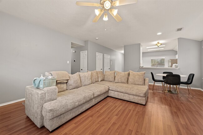 Foto del edificio - 205 Colony Lake Ln