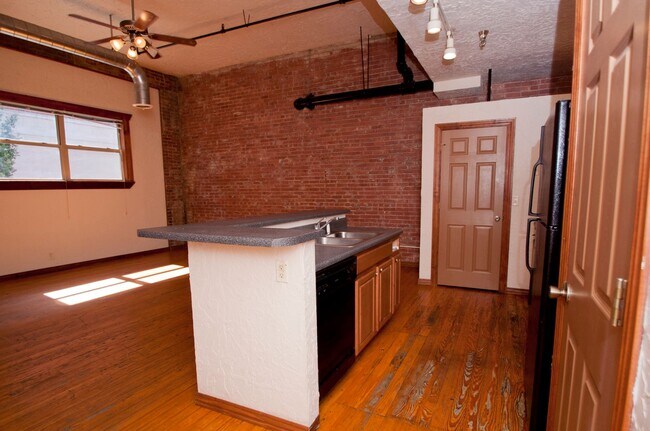 Building Photo - Market 103