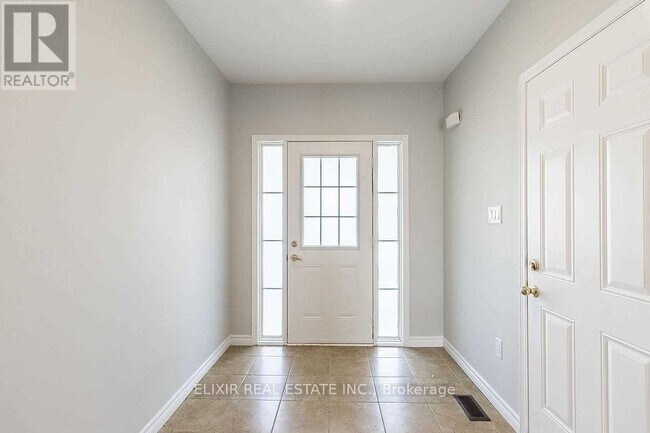 Building Photo - 90 Delport Cl