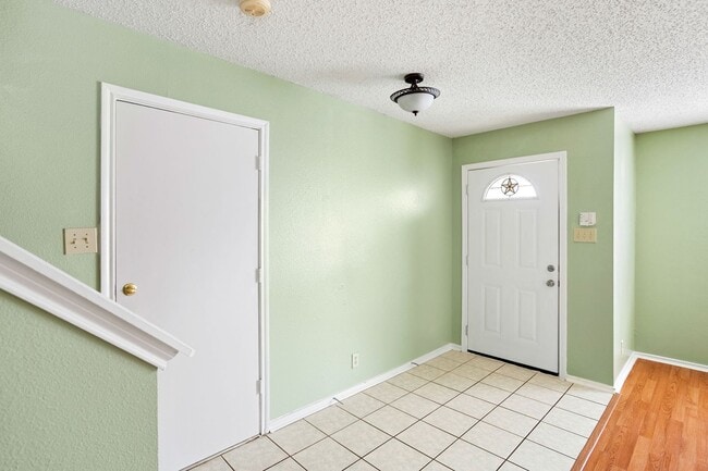 Building Photo - 2 Story 4 BD | 2.5 BA Available in July near Medical Center!