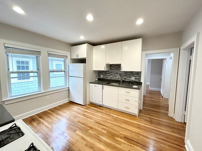 Foto del edificio - Mission Hill Modern 4bed Apartment  with laundry - September 1 move in