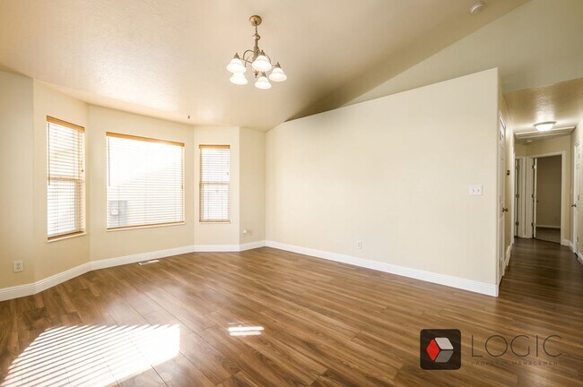 Foto del edificio - Stunning Single Family Home In Excellent L...