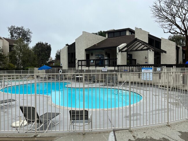 Building Photo - 15000 Summertime Ln