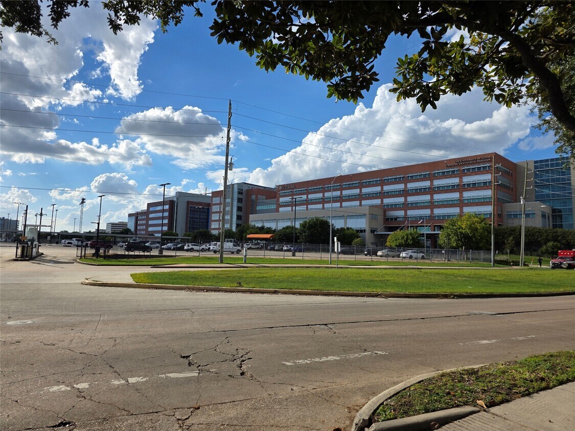 Foto principal - 7663 Cambridge St