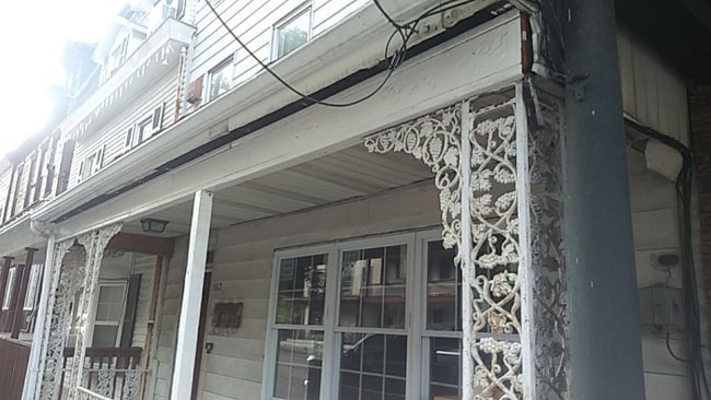 Building Photo - 582 Sunbury St